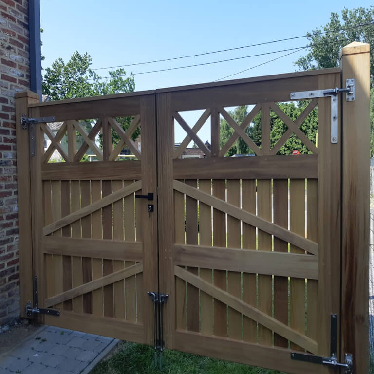 Dubbele houten poort